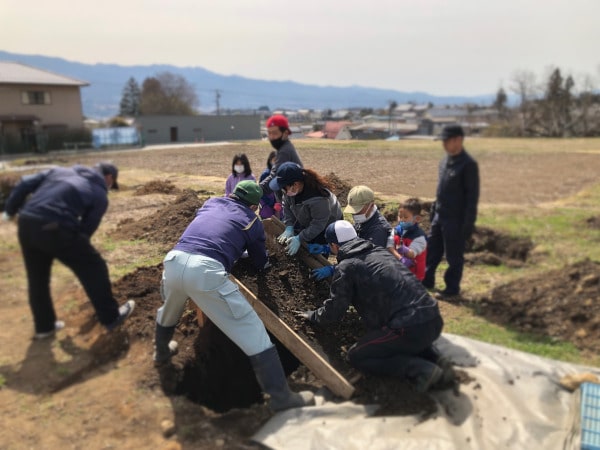 土をふるう 土をふるって